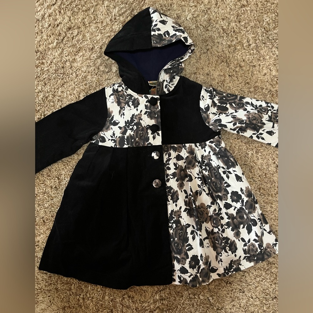 Maria Elena black/white/brown floral swing coat. Size 6. NWT! Beautiful coat!